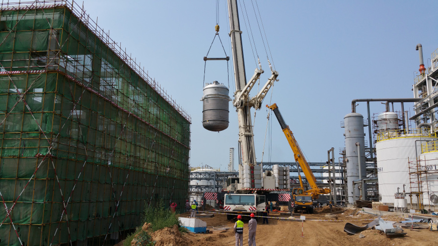 萬(wàn)華榮威發(fā)泡車間反應(yīng)釜吊裝